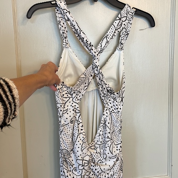 Beautiful wedding guest dress/Sundress with Ruching and open back details - Picture 3 of 7